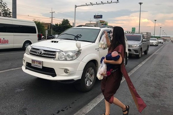 “Ma nữ” tay bế búp bê tay bán thịt nướng bên đường cao tốc