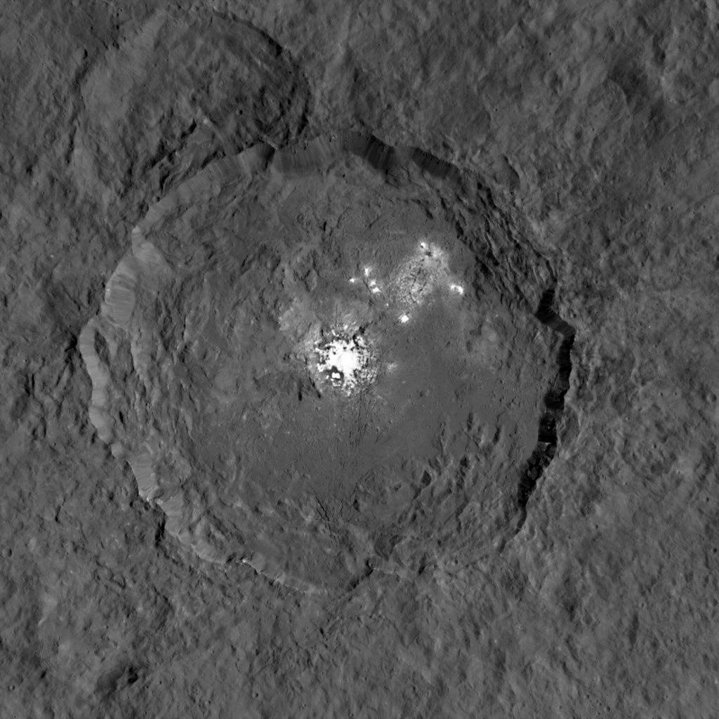 Ceres là tiểu hành tinh lớn nhất trong hệ Mặt trời, do tàu vũ trụ Dawn của NASA khám phá vào năm 2015. Trong ảnh là một đốm sáng kỳ lạ vừa được phát hiện trên hành tinh lùn Ceres.