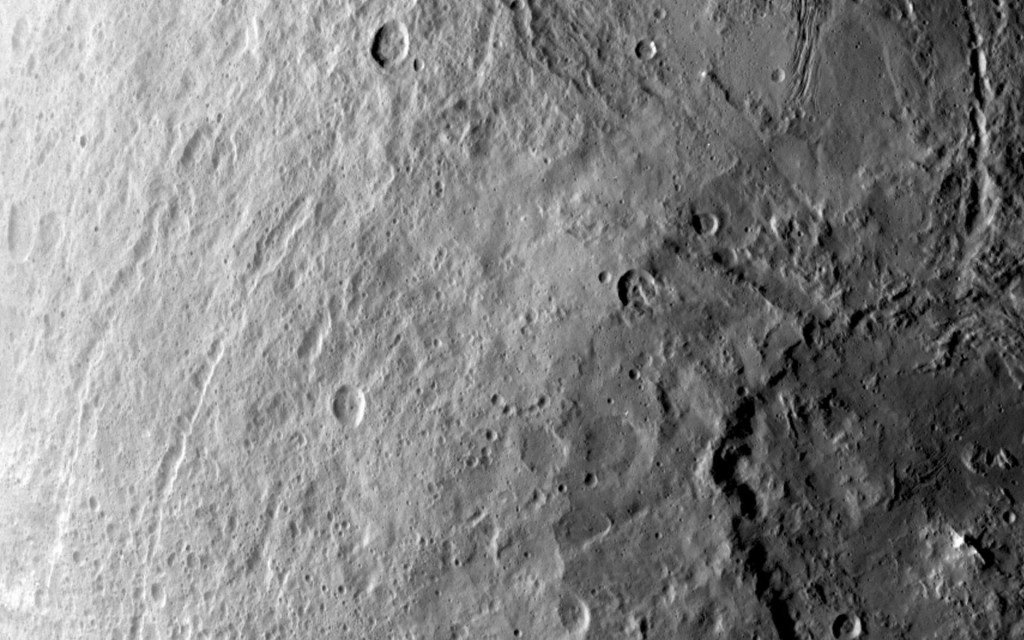 Một miệng núi lửa mệnh danh là lớn nhất trên hành tinh lùn Ceres.