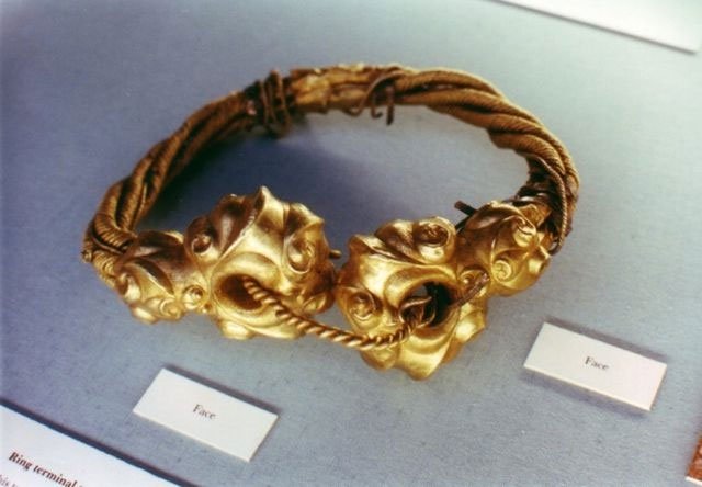 Một trong những chiếc vòng xoắn được tìm thấy vào năm 1991.