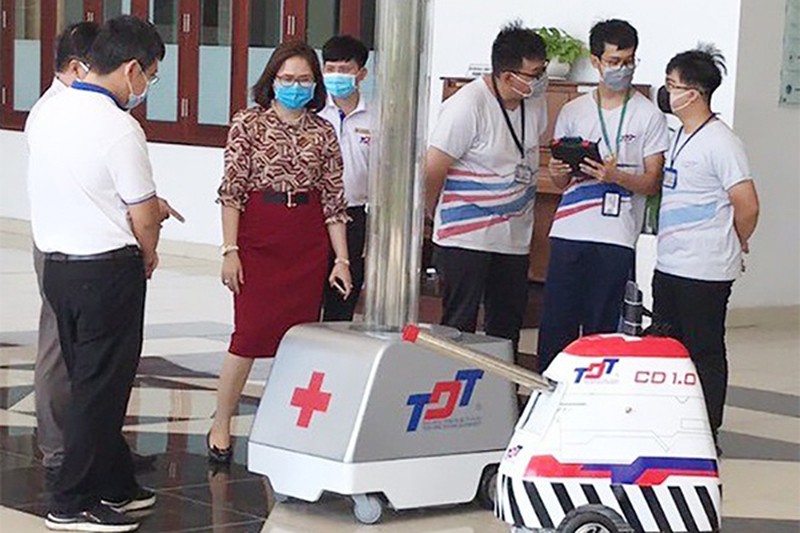 “Doi quan” robot Made in Vietnam tham gia chong dich COVID-19