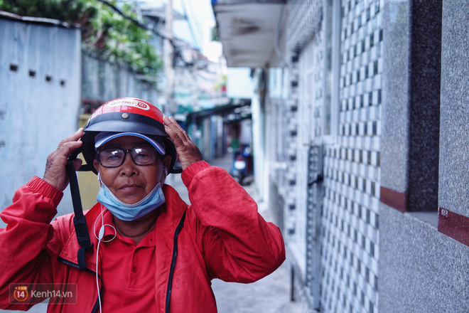 Cụ bà 73 tuổi chạy xe ôm công nghệ để nuôi cháu ở Sài Gòn: Nhiều khi buồn tủi lắm, dính mưa là về bệnh nằm luôn... - Ảnh 1.