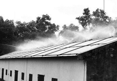 Bạn có thể dùng hệ thống phun nước làm mát mái nhà.