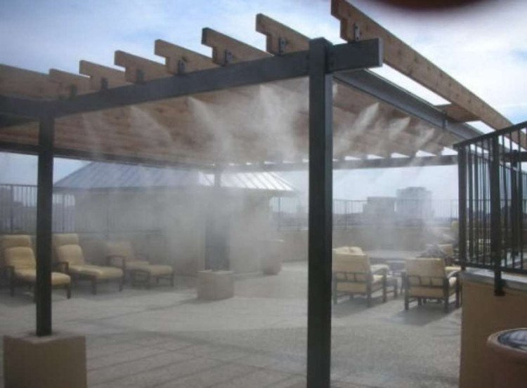 Các gia đình có thể cân nhắc chọn máy phun sương mái nhà để hạ nhiệt. 