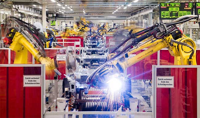 Robot thường thấy trong các nhà máy: Nặng nề và làm công việc có tính lặp lại.