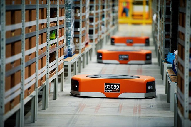 Robot ở kho hàng Amazon sử dụng mã QR dưới sàn để định hướng.