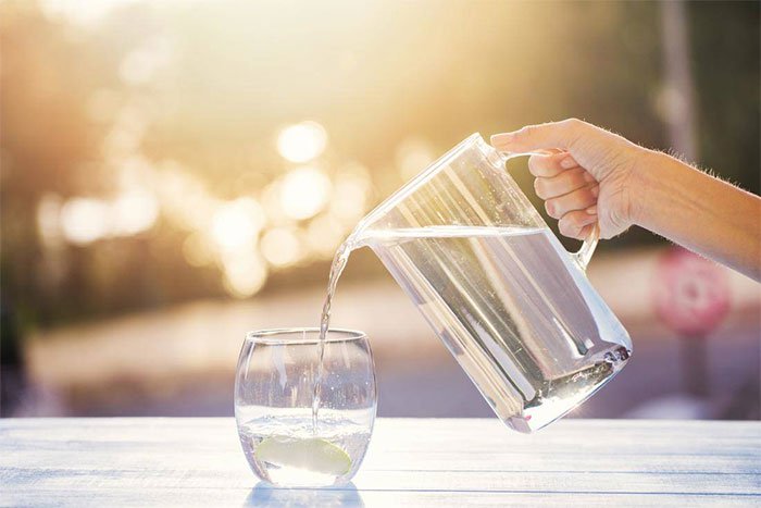 Uống nước khi thức dậy vào buổi sáng sẽ giúp cải thiện sức khỏe của bạn rất nhiều.