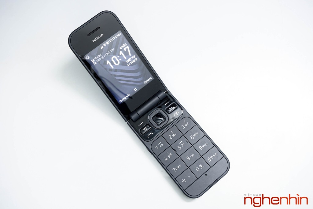 Trên tay Nokia 2720 Flip, smartphone gập dùng KaiOS giá 2 triệu ảnh 1