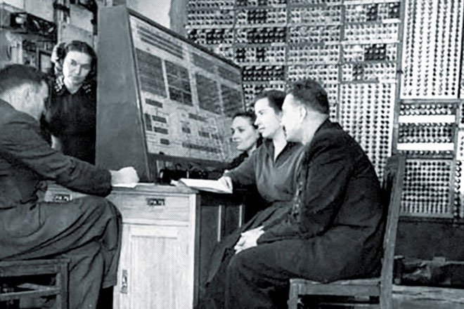 Các nhà khoa học bên cạnh chiếc máy tính điện tử MESM đầu tiên của Liên Xô năm 1952.