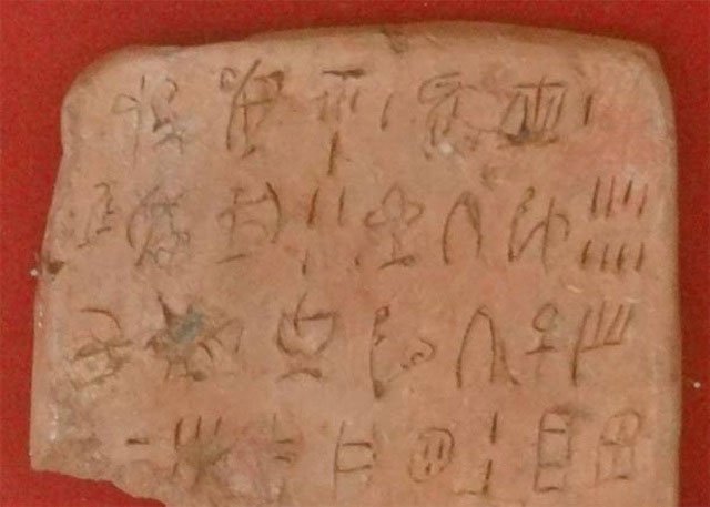 Hình cắt của một bảng chữ Linear A được tìm thấy tại cung điện Minoan.
