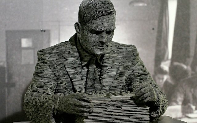 Bức tượng nhà toán học vĩ đại Alan Turing tại viện bảo tang Bletchley Park, vốn từng là trung tâm nghiên cứu giải mã của Anh trong Thế chiến thứ hai.