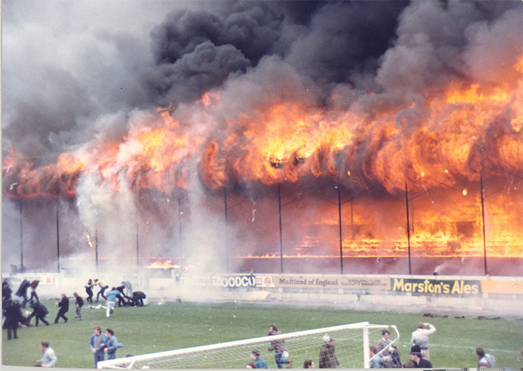 Cháy sân vận động CLB Bradford City làm 56 người thiệt mạng