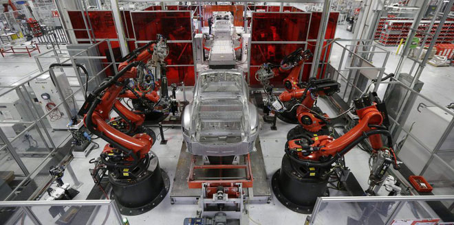Các robot tự động trong nhà máy của Tesla.