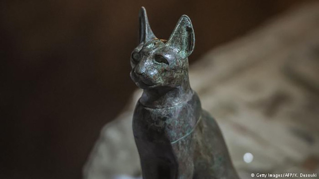 Tượng thần mèo Bastet được tìm thấy trong mộ cổ còn khá nguyên vẹn.