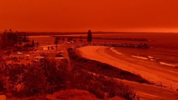 Bầu trời hóa màu đỏ do cháy rừng ở thị trấn Port Macquarie, bang New South Wales của Úc