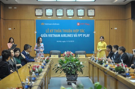 Vietnam Airlines hợp tác với FPT Telecom triển khai ứng dụng FPT Play trên chuyến bay nội địa