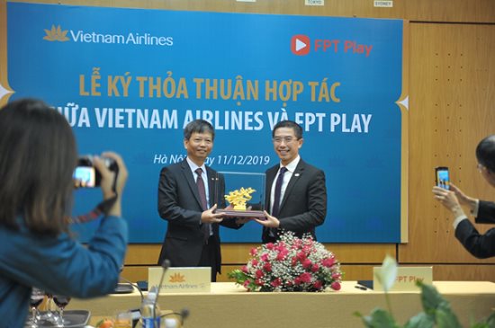Vietnam Airlines hợp tác với FPT Telecom triển khai ứng dụng FPT Play trên chuyến bay nội địa