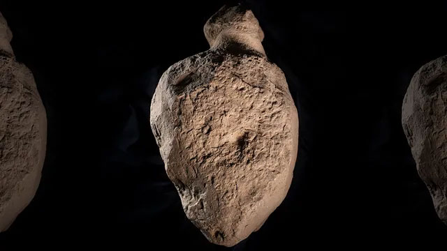 Một trong những viên đá kỳ lạ mới được phát hiện ở Scotland.