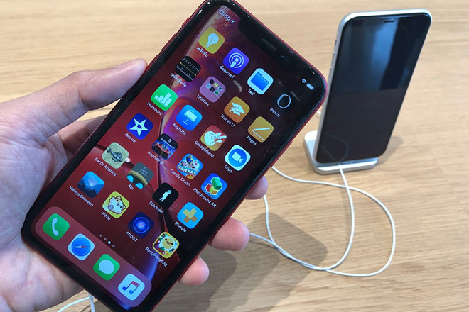 iphone xr gay that vong, iphone 2019 van co bien the lcd hinh anh 1