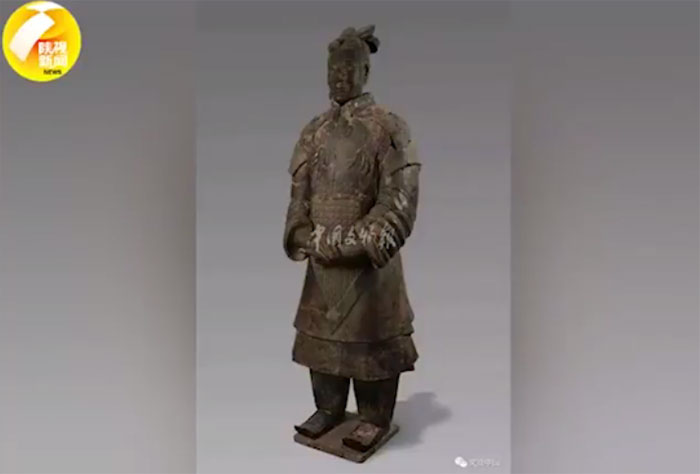Một chiến binh đất nung mới được tìm thấy trong lăng mộ Tần Thủy Hoàng.