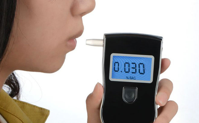 Nín thở trước khi thổi vào máy đo nồng độ cồn làm tăng chỉ số BAC lên tới 20%.