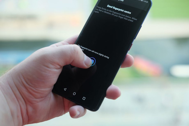 smartphone có khóa vân tay nhúng màn hình cảm ứng