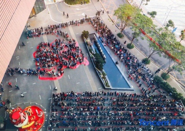 Trung Quốc: Nhân viên Tencent ròng rã xếp hàng 12 tiếng để nhận lì xì của sếp