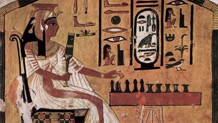 Hình ảnh mô tả nữ hoàng Nefertari đang chơi senet