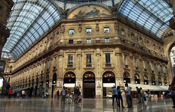 Galleria được mệnh danh là thiên đường mua sắm có mái vòm kính rất độc đáo.
