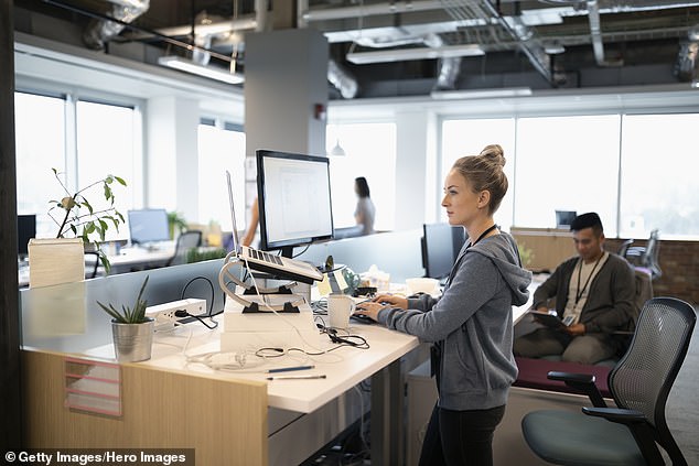 Khoa học chứng minh: Dân văn phòng nên quỳ hoặc ngồi xổm khi làm việc, vì đây mới là tư thế tốt nhất cho sức khỏe - Ảnh 1.