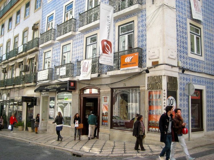 Hiệu sách Bertrand được thành lập năm 1732, tọa lạc tại thủ đô của Bồ Đào Nha - Lisbon.