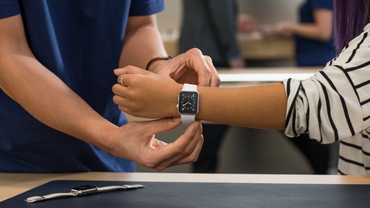 Apple hạn chế việc đeo thử AirPods và Apple Watch nhằm tránh lây lan Covid-19 ảnh 1