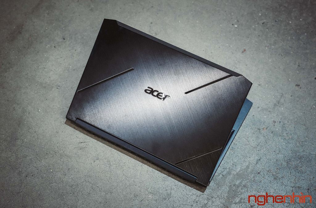 Trên tay laptop gaming Acer Nitro 7: thiết kế gọn ngầu, nội lực mạnh mẽ ảnh 2