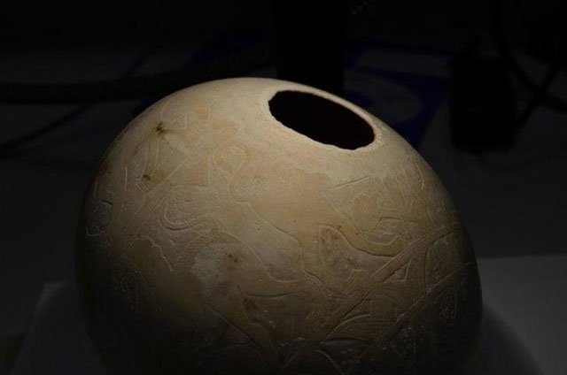 Một quả trứng được trang trí từ lăng mộ Isis, Vulci, Ý.