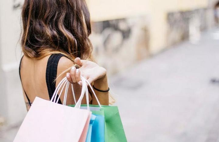 Nghiên cứu: Dùng điện thoại trong lúc mua sắm dễ khiến bạn mua nhầm phải món đồ linh tinh