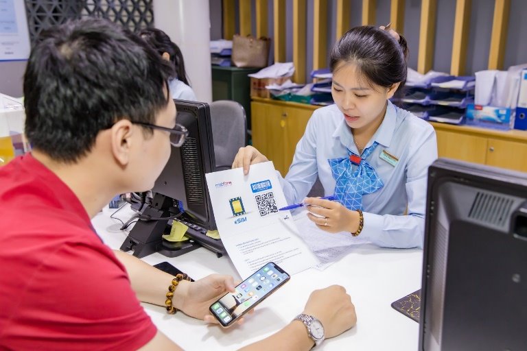 Khách hàng MobiFone đã được sử dụng chính thức eSIM tại Việt Nam