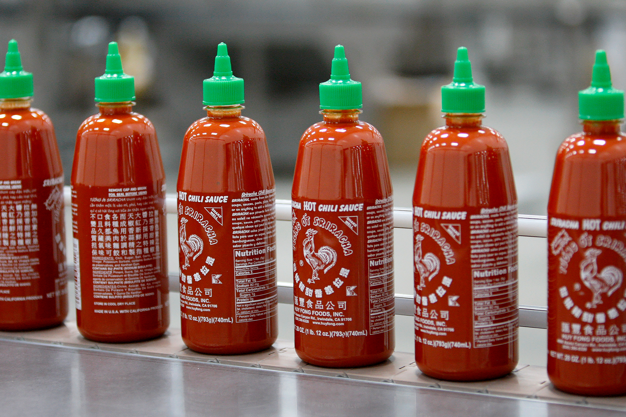 Sriracha tạm ngừng bán tương ớt vì thiếu... ớt - Ảnh 1.