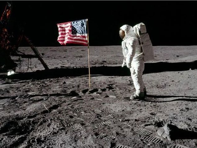Bức ảnh với độ phân giải cao, lá cờ vẫy trên Mặt trăng là một vài trong số những chi tiết bị đặt dấu hỏi.