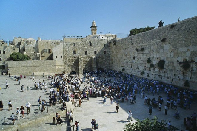 Người Do Thái cầu nguyện tại Bức tường Than khóc ở Jerusalem.