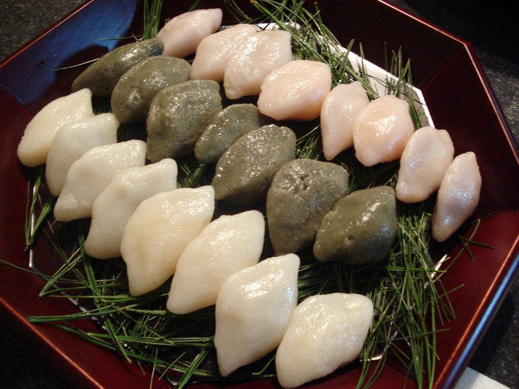 Bánh Songpyeon chín sẽ được xếp lên lớp lá thông tươi để giữ nguyên hình dạng bánh, đồng thời tạo hương vị lạ. 