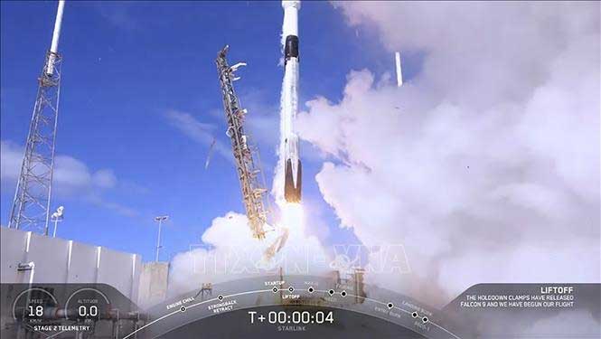 Tên lửa Falcon 9 mang theo 60 vệ tinh nhỏ rời bệ phóng ở căn cứ không quân Mũi Canaveral,
