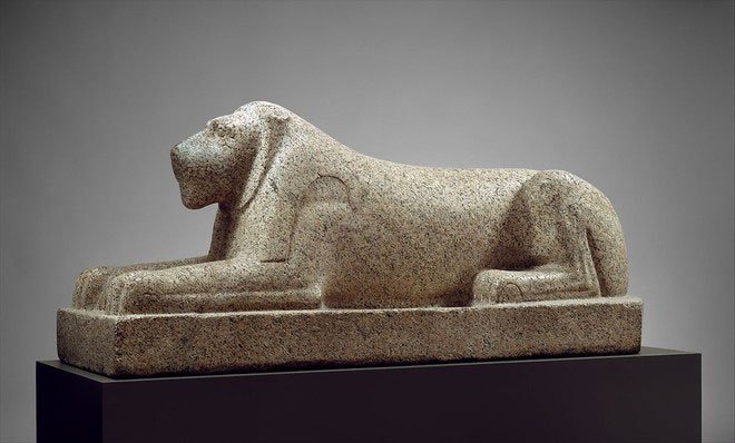 Tượng sư tử cái canh giữ một nghĩa trang Ai Cập cổ đại,