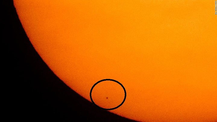 Hình ảnh Sao Thủy (chấm đen trong vòng tròn) đi ngang qua Mặt trời do NASA ghi lại ngày 11/11/2019.