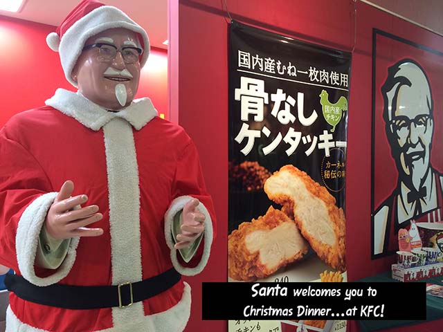 Thay vì ăn gà Tây như các nước phương Tây, người Nhật Bản có một truyền thống khá kỳ lạ vào Giáng Sinh đó là ăn gà rán Kentucky. 