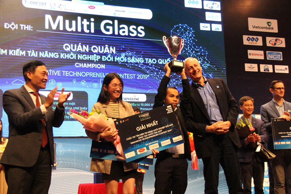 Thứ trưởng Trần Văn Tùng trao giải quán quân cuộc thi Tìm kiếm tài năng KN ĐMST Việt Nam 2019. Đội Multi Glass sẽ đại diện Việt Nam tham dự Startup World Cup 2020 được tổ chức tại San Francisco, Mỹ.