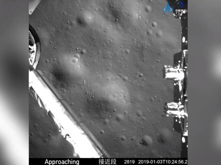Hình ảnh tàu thăm dò Hằng Nga 4 đang dần tiếp cận bề mặt vùng tối của Mặt Trăng.