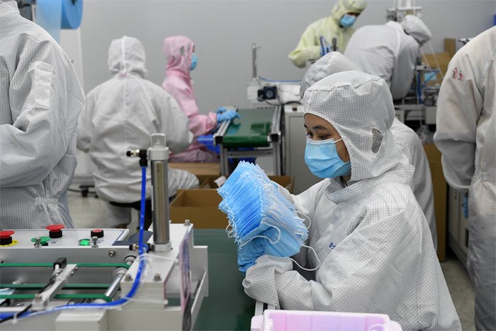 Sản xuất khẩu trang y tế tại nhà máy ở tỉnh Quảng Đông, Trung Quốc, ngày 17/3/2020.