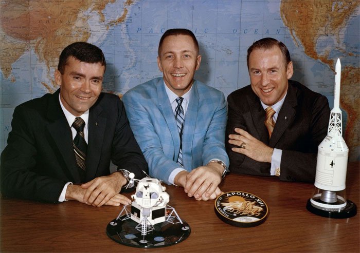 Phi hành gia trên tàu Apollo 13