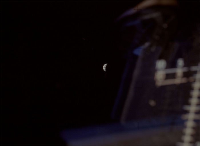 Hình ảnh Trái đất được nhìn thấy qua cửa sổ của Apollo 13 trên đường đưa 3 phi hành gia trở về nhà.