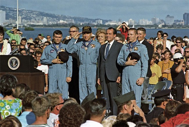 Tống thống Richard Nixon vinh danh và trao huân chương cho 3 phi hành gia sau khi trở về Trái đất an toàn.